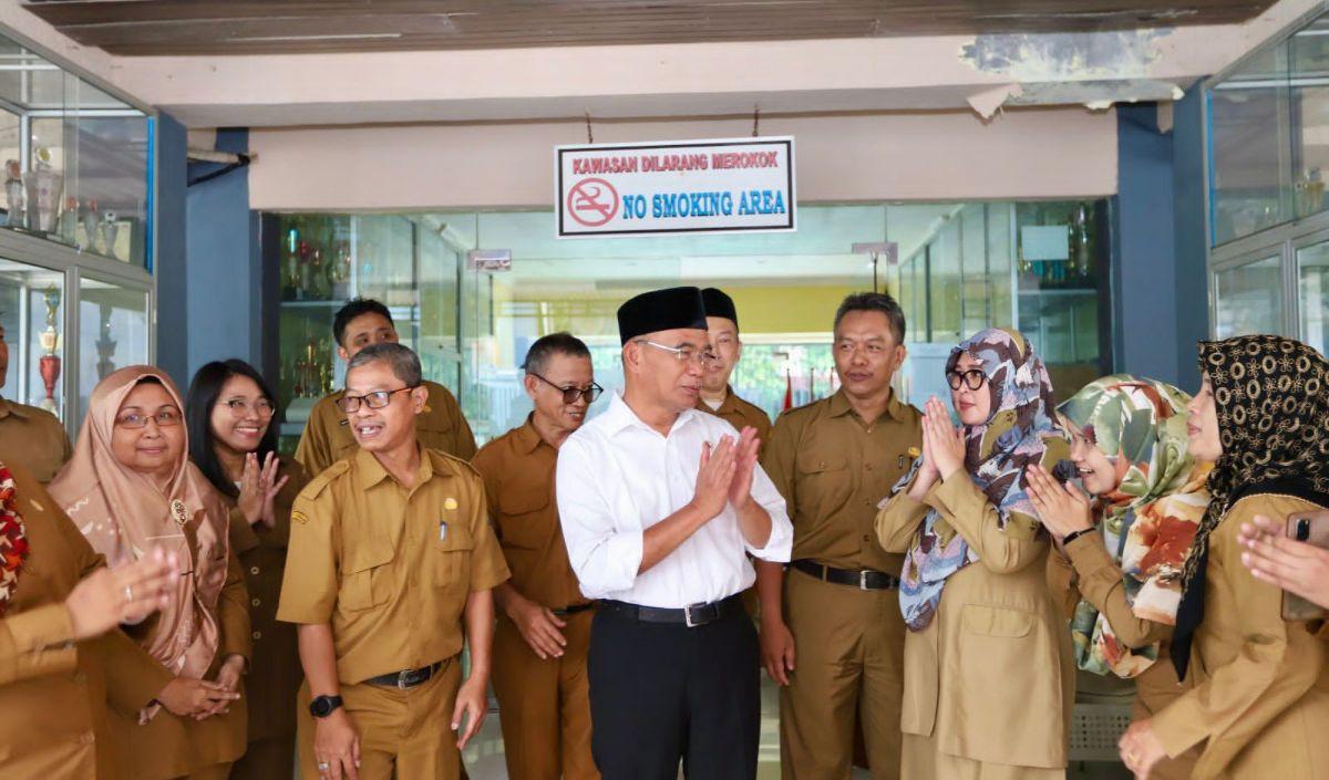 Tapi, ujar Muhadjir, pendidikan yang bertujuan untuk memberikan pengetahuan lengkap tentang pancasila. Membentuk sikap positif terhadap ideologi negara pada anak peseta didik.
