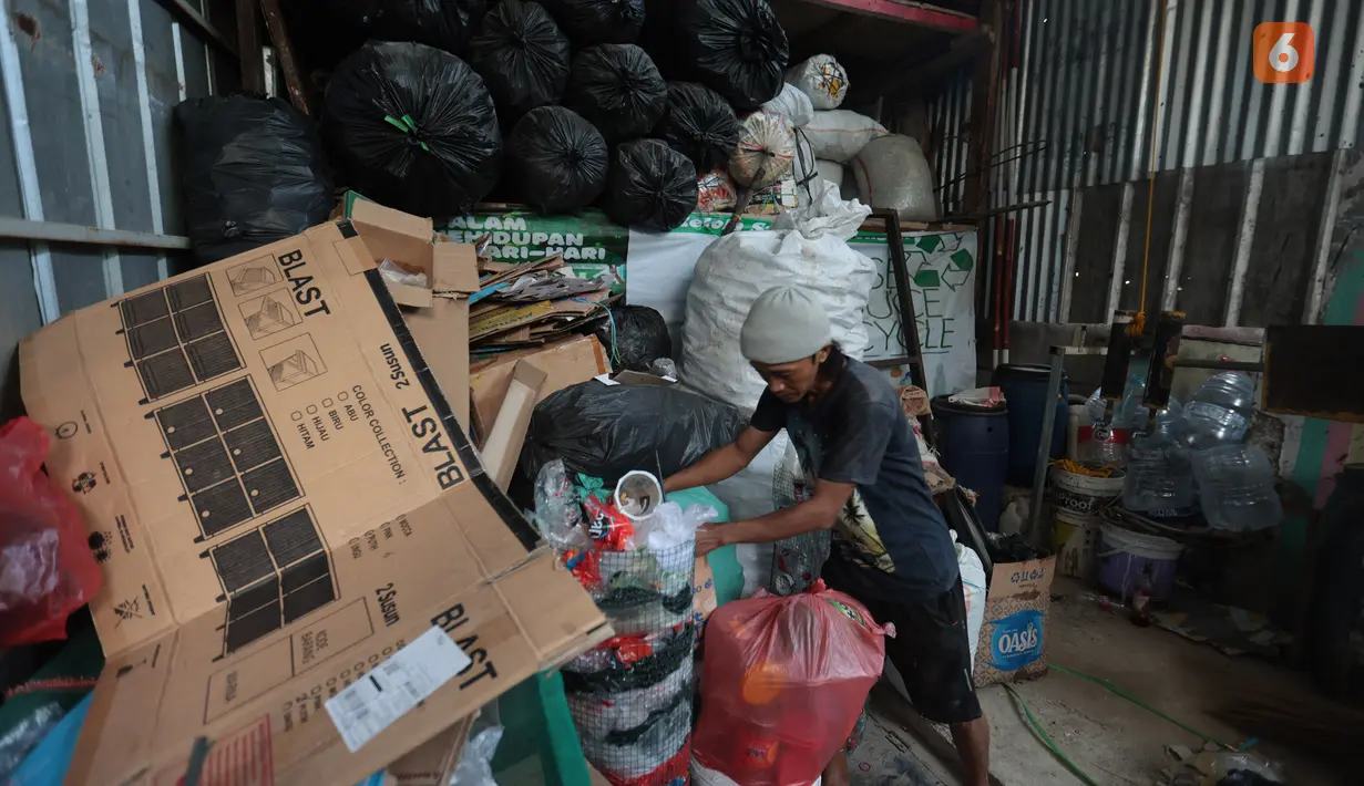 Sampah plastik yang dikumpulkan dari 12 RT dipilah sebelum menjalani proses pengolahan menjadi petasol di Jakarta, Senin (19/10/2026). Program pengelolaan sampah tersebut telah berjalan selama tiga bulan. (KLY/Budy Santoso)