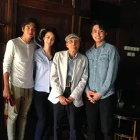 Film Hujan Bulan Juni merilis trailer romantis. Dibuka dengan narasi perkenalan Pingkan (Velove Vexia) dan Sarwono (Adipati Dolken). (via Twitter @SapardiDD)