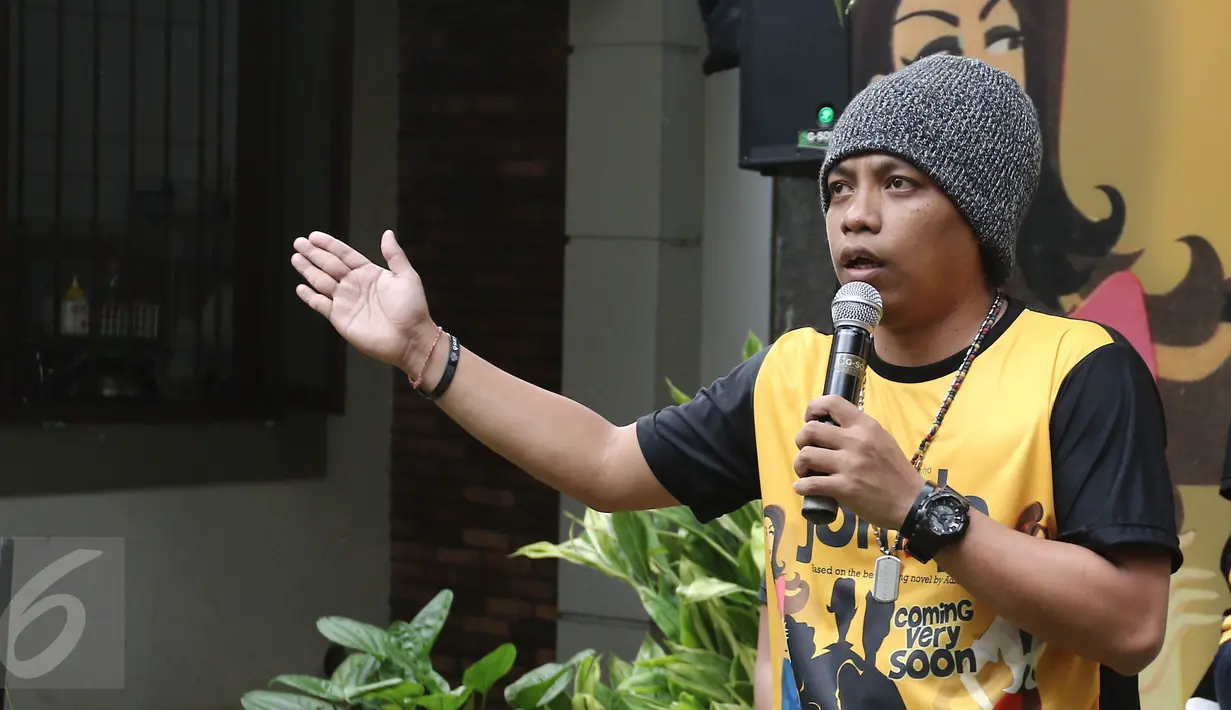 Arie Kriting saat jumpa pers di Kantor Falcon Pictures, Jakarta, Kamis (16/3). Arie Kriting menjadi salah satu pemain dalam film Jomblo Coming Very Soon yang disutradarai Hanung Bramantyo. (Liputan6.com/Herman Zakharia)