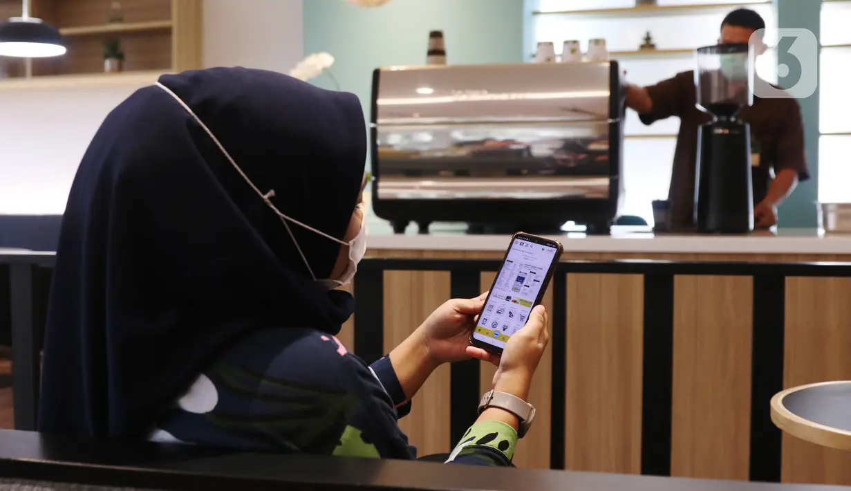 Nasabah memanfaatkan layanan digital bank melalui layanan Mandiri Syariah Mobile di Jakarta, Rabu (8/7/2020). Hingga Juni 2020, Mandiri Syariah mencatatkan pengguna layanan Mandiri Syariah Mobile sejumlah 1,3 jt user naik lebih dari 45% dari tahun sebelumnya. (Liputan6.com/Angga Yuniar)