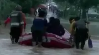 Jalan raya penghubung tiga kabupaten di Kecamatan Darmaraja, Sumedang, terputus akibat diterjang banjir.