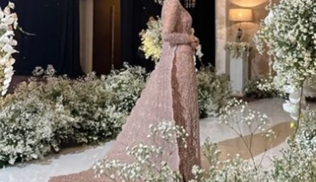 Kebaya cokelat pilihan Rachell di momen resepsinya ini juga dihiasi dengan detail bordir dan payet berkilauan. Rachell menyempurnakan penampilannya dengan wastra bernuansa keemasan yang serasi. [Foto: Instagram/rachellyahya]