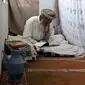 Umat muslim Afghanistan membaca Alquran di sebuah masjid di Kabul, Rabu (6/6). Jamaah beriktikaf memperbanyak membaca Al-Quran, berzikir, doa dan istigfar pada sepuluh malam terakhir Ramadan menanti datangnya malam Lailatul Qadar. (AP/Rahmat Gul)