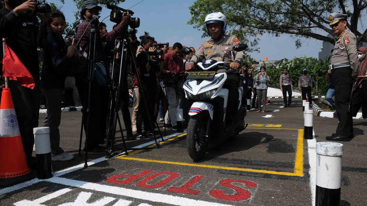 Kakorlantas Polri, Irjen Firman Santyabudi mengungkapkan tahapan ujian praktik SIM C terbaru. Peserta ujian SIM dapat mendaftarkan terlebih dahulu dengan membayar melalui bank.