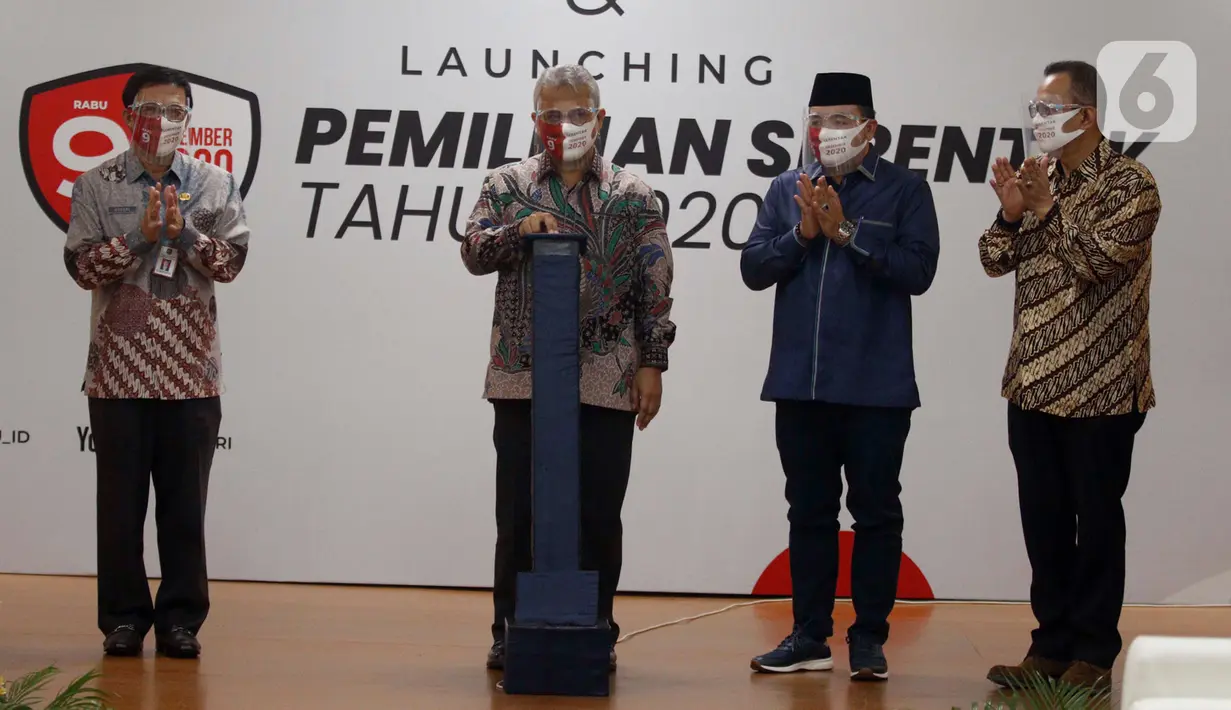 Ketua KPU Arief Budiman (kedua kiri) saat Launching Pemilihan Serentak Tahun 2020 di Gedung KPU RI, Menteng, Jakarta Pusat, Kamis (18/6/2020). Tahapan Pilkada Serentak 2020 kembali dimulai setelah sempat tertunda karena pandemi COVID-19. (Liputan6.com/Johan Tallo)