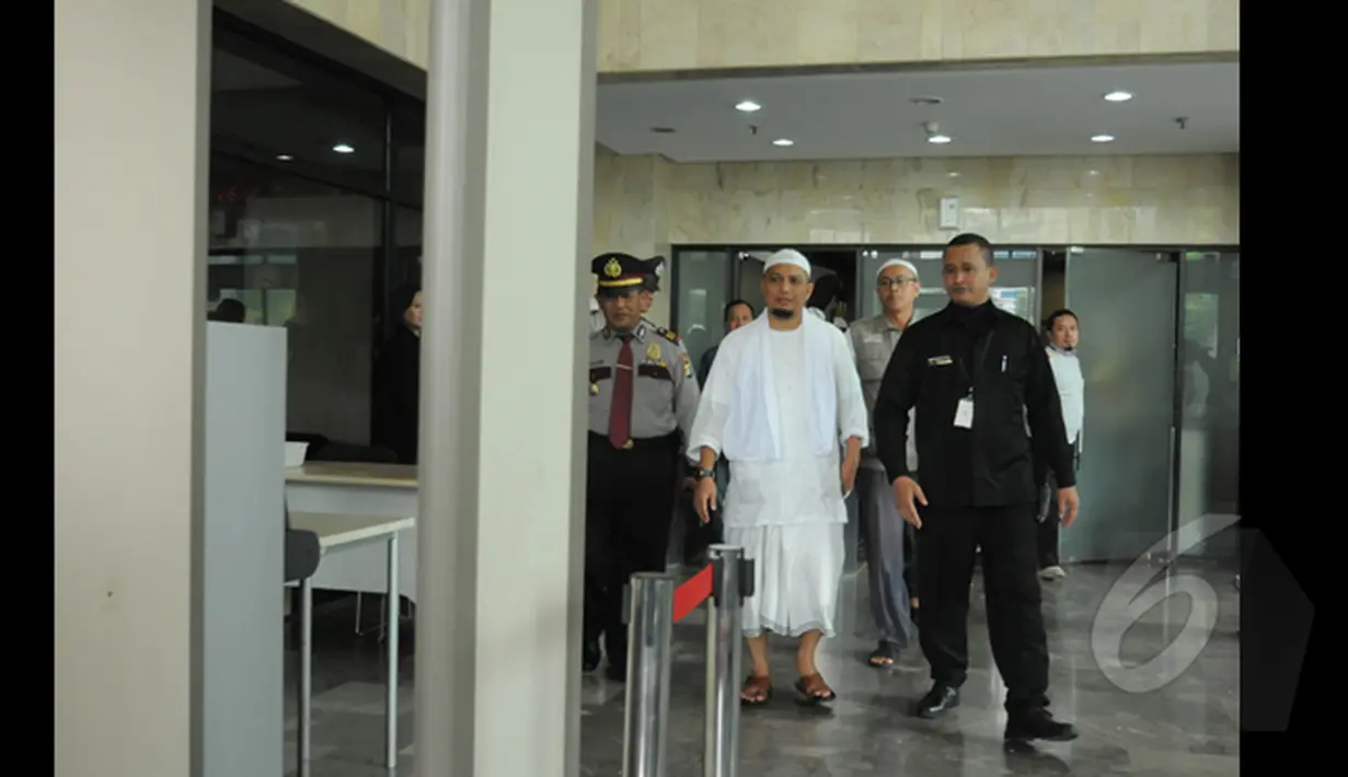 Arifin Ilham berjalan menuju pintu keluar Gedung Komisi Pemberantasan Korupsi (KPK), Jakarta, Selasa (27/1/2015). kehadiran Ustadz Arifin Ilham ke KPK sebagai agenda rutin memberikan ceramah kepada seluruh karyawan KPK. (Liputan6.com/Herman Zakharia)