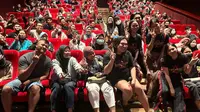 Intip Aksi Seru Para Pemain Keramat 2 Saat Layani Fans Berswafoto di Solo (Dewi Divianta/Liputan6.com)