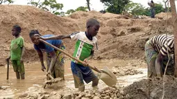 Para bocah ini tidak bersekolah. Mereka lebih memilih menjadi pekerja tambang karena tuntutan ekonomi, Afrika Tengah (AFP PHOTO / ISSOUF SANOGO)