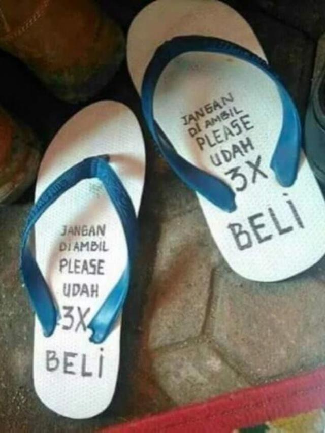Tulisan Lucu di Sandal Jepit Ini Bikin Ketawa Cekikikan