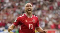 Christian Eriksen mencetak gol untuk Denmark saat melawan Slovenia di laga grup C Euro 2024 di stadion MHP Arena, Hamburg (AP)
