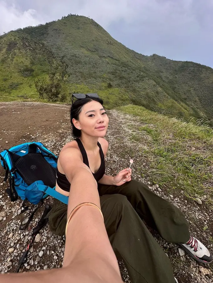 [Fimela] Wendy Walters di atas gunung