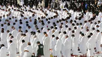 Barisan jemaah salat di Masjidil Haram di kota suci Mekah, Arab Saudi (30/12/2021). Arab Saudi pada hari Kamis (30/12) menerapkan kembali langkah-langkah jarak sosial di Masjidil Haram di kota suci Muslim Mekah, setelah mencatat jumlah infeksi tertinggi dalam beberapa bulan. (AFP Photo)