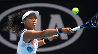 Petenis Jepang Naomi Osaka mengembalikan bola saat menghadapi petenis China Zheng Saisai pada pertandingan tunggal putri putaran kedua di Australia Terbuka, Melbourne, Australia, Rabu (22/1/2020). Naomi mengalahkan Saisai dan melaju ke putaran ketiga Australia Terbuka. (AP Photo/Andy Brownbill)