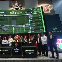 PT Super Bank Indonesia Tbk (IDX: SUPA; “Superbank”), bank dengan layanan digital yang didukung oleh Grab, Emtek, Singtel, KakaoBank, dan GXS, hari ini resmi mencatatkan saham perdananya di Bursa Efek Indonesia (IDX).  [Fimela/Budy Santoso]