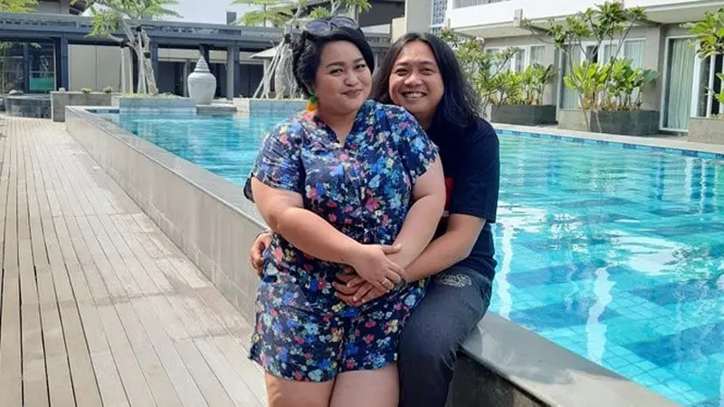 Unggah Permintaan Maaf di Billboard, Ini 7 Potret Mesra Sinyorita dan Suami