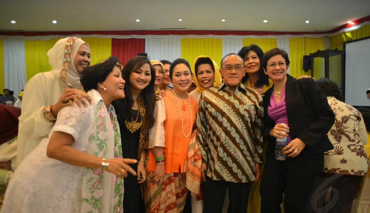 Acara ini dilakukan dalam rangka mempererat silahturahmi antar keluarga besar Partai Golkar serta merayakan hari Raya Idul Fitri bersama. Suasana pertemuan berlangsung santai, Jakarta, Rabu (20/8/14). (Liputan6.com/Johan Tallo)