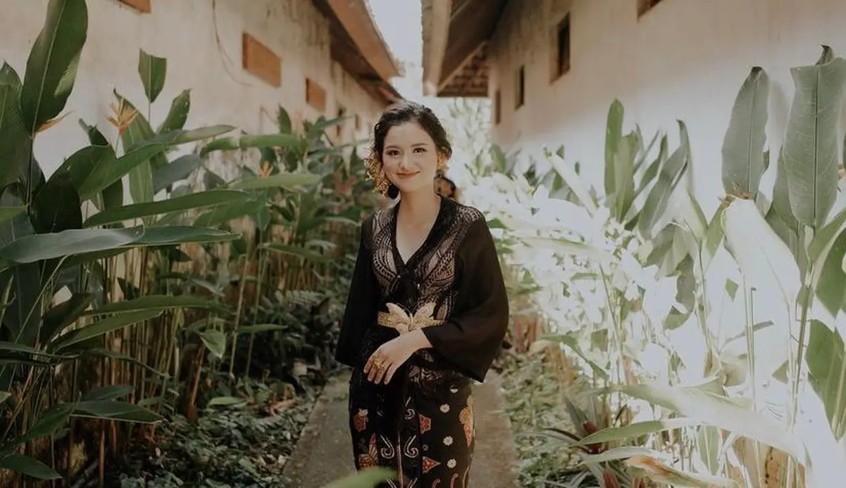 Kali ini, Sarah tampil cantik kenakan kebaya modern dan rok batik.  (Instagram/sarah_menzel).