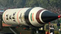 Rudal Agni-5 ditampilkan saat latihan pada tahun 2013 untuk parade Hari Republik di New Delhi, India. (Dok. AFP/RAVEENDRAN)