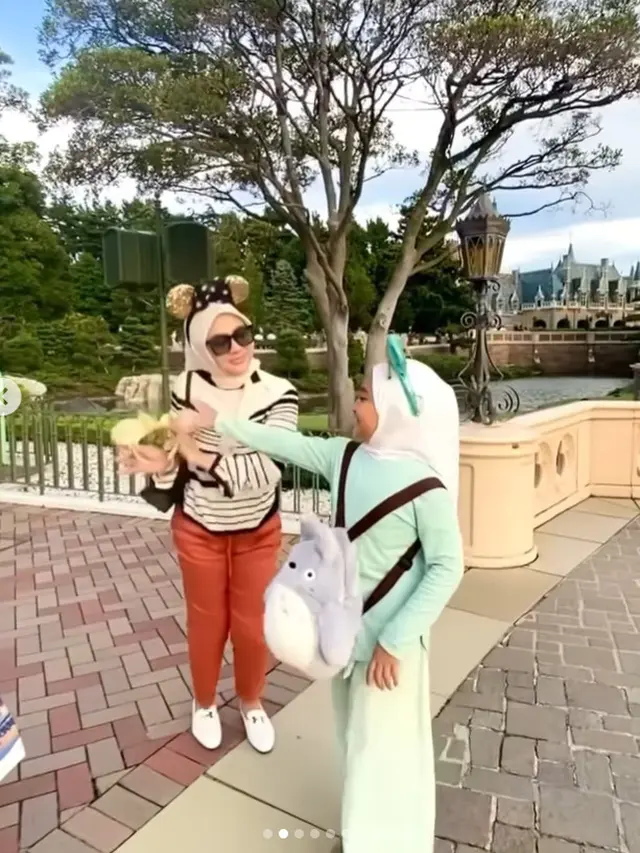 Potret Syahrini bermain di Disneyland Jepang bersama keponakannya. (Foto: Instagram/princessyahrini)
