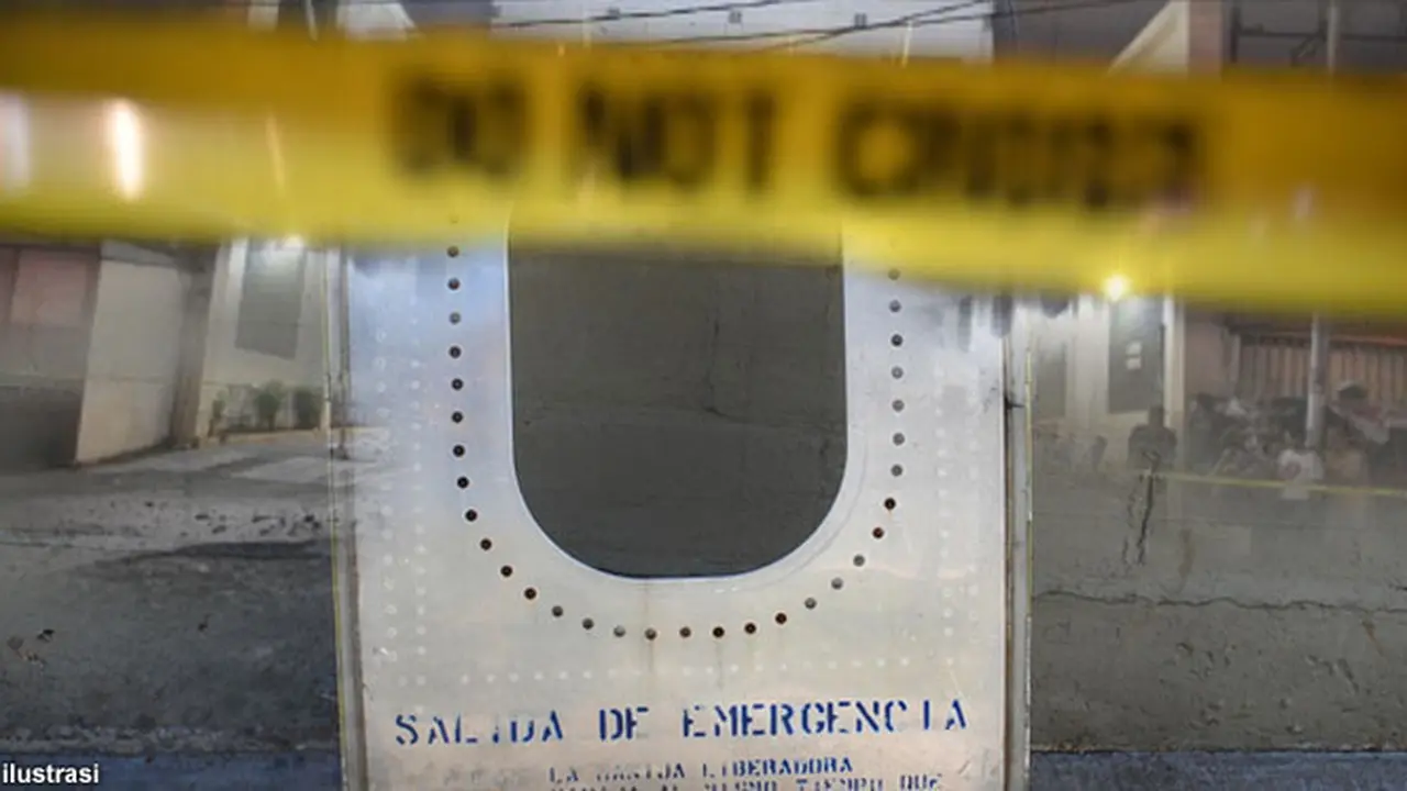 pintu-pesawat-130824b.jpg