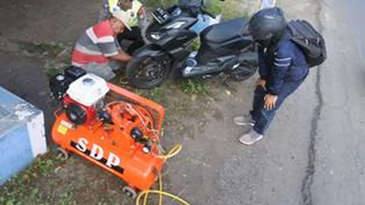 Layanan tambal ban gratis di jalur mudik kawasan Situbondo (Istimewa)