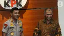 Pimpinan KPK Agus Rahardjo (kanan) dan Kapolri Jenderal Idham Azis (kiri) usai menggelar pertemuan tertutup di Gedung KPK, Jakarta, Senin (4/11/2019). Pertemuan membahas sinkronisasi antara Kepolisian dengan KPK. (merdeka.com/Dwi Narwoko)