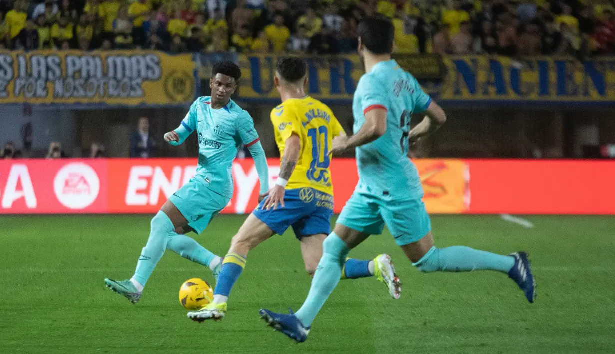 Ketika pertandingan akan berakhir imbang, Barcelona mendapatkan hadiah penalti pada menit ke-90+3 karena Ilkay Gundogan didorong Dalay Sinkgraven saat hendak menyudul bola. Sinkgraven pun diganjar dan Gundogan sukses mengeksekusi penalti. (DESIREE MARTIN/AFP)