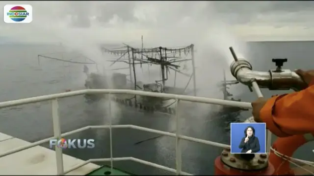 Kapal nelayan pencari cumi terbakar di perairan Kepulauan Seribu hingga menewaskan tiga nelayan.