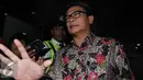 Jubir Presiden Joko Widodo, Johan Budi menjawab pertanyaan wartawan di KPK, Jakarta, Jumat (11/11). Kedatangan Johan untuk menghadiri acara ulang tahun wadah pegawai KPK. (Liputan6.com/Helmi Afandi)