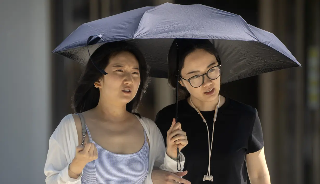 Pihak berwenang melanjutkan peringatan merah langka untuk suhu tinggi di beberapa bagian ibu kota China Pada hari Sabtu, tingkat peringatan tertinggi.(AP Photo/Mark Schiefelbein)