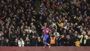 Penyerang Crystal Palace, Jean-Philippe Mateta berselebrasi usai mencetak gol ke gawang Arsenal pada pertandingan Liga Inggris di stadion Selhurst Park di London, Inggris, Selasa (5/4/2022). Kemenangan Palace mengantarnya menempati posisi kesembilan dengan raihan 47 poin. (AP Photo/Ian Walton)