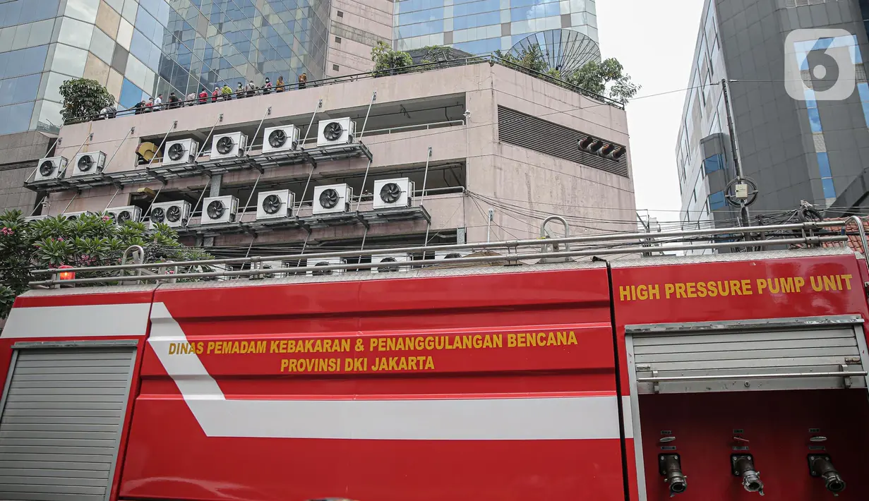 Suasana Gedung Kementerian Hukum dan Hak Asasi Manusia Republik Indonesia (Kemenkumham) seusai peristiwa kebakaran di Jalan Rasuna Said, Kuningan Jaksel, Kamis (8/12/2022). Tidak korban jiwa maupun luka dalam kejadian tersebut. Para karyawan sudah dievakuasi begitu kebakaran terjadi. (Liputan6.com/Faizal Fanani)