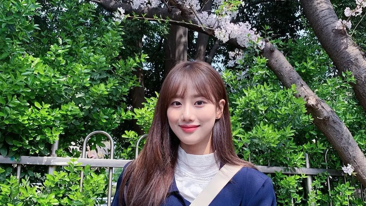 Gaya fashion  Naeun APRIL/dok. Instagram @ betterlee_0824