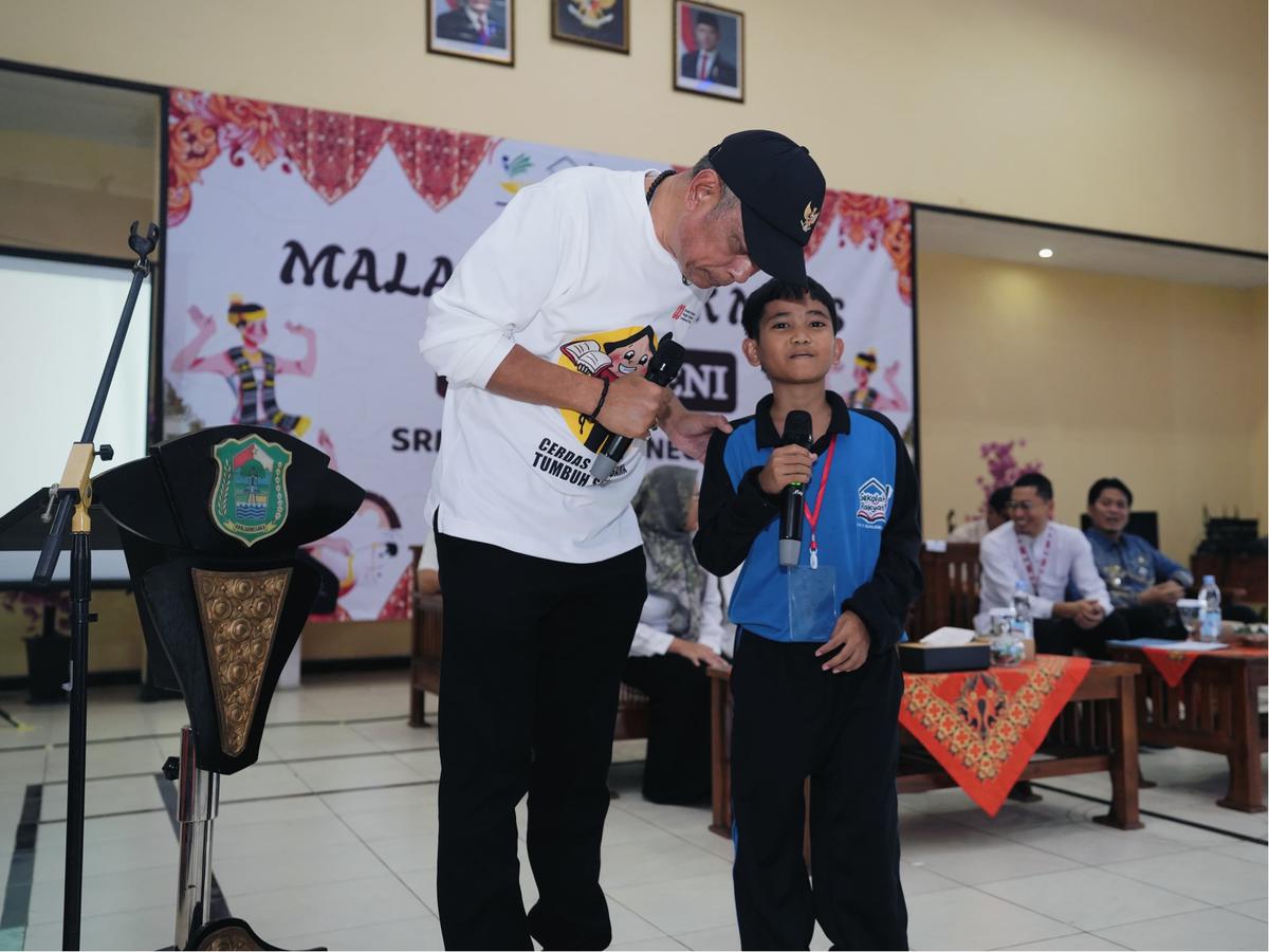 Wakil Menteri Sosial Agus Jabo Priyono saat berkunjung ke Sekolah Rakyat Menengah Pertama (SRMP) 27 Banjarnegara, Jawa Tengah, Sabtu (30/8/2025).
