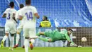 Villarreal nyaris membuat gol pada menit ke-13. Tembakan Arnaut Danjuma dari dalam kotak penalti masih dapat diantisipasi kiper Real Madrid, Thibaut Courtois. (AP/Manu Fernandez)