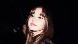Dalam balutan busana berwarna merah metalik, Lisa membuka penampilan pertamanya dengan lagu &ldquo;Lalisa&rdquo; diiringi oleh back dancer. (Foto: Instagram/ lalalalisa_m)