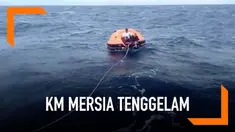 Tim SAR coba selamatkan 14 penumpang KM Mersia. Penumpang terdiri dari 9 WNI dan 5 WNA.