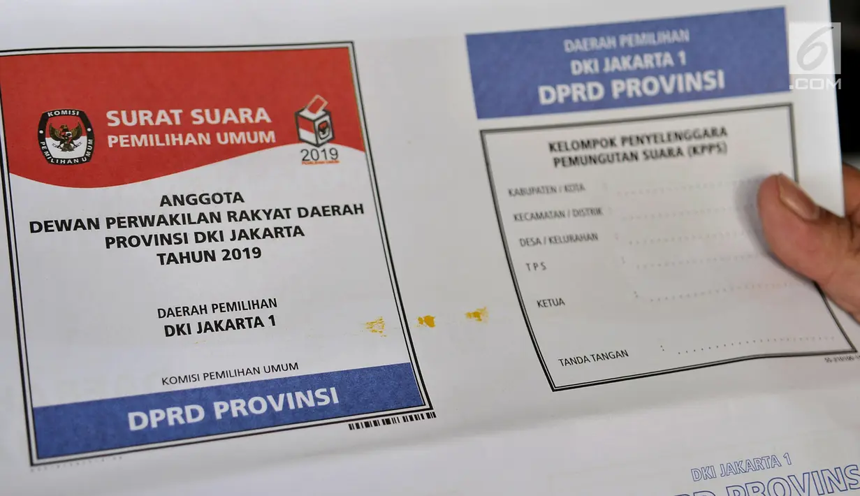 Petugas menunjukkan surat suara yang terkena bercak noda di Gedung Logistik KPU Kota Jakarta Pusat, Salemba, Jakarta, Selasa (5/3). Sebanyak 60 persen surat suara rusak akibat terpotong atau tidak simetris dan bercak noda. (merdeka.com/Iqbal Nugroho)