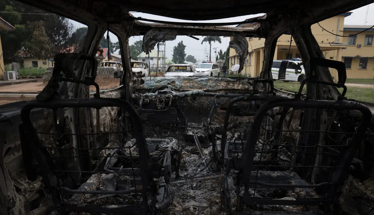 Sebuah kendaraan yang terbakar diparkir di luar markas komando polisi di Owerri, Nigeria, Senin (5/4/2021). Seorang juru bicara polisi Nigeria mengatakan bahwa para penyerang membawa granat berpeluncur roket, senapan mesin, bahan peledak, serta senapan. (AP Photo/David Dosunmu)