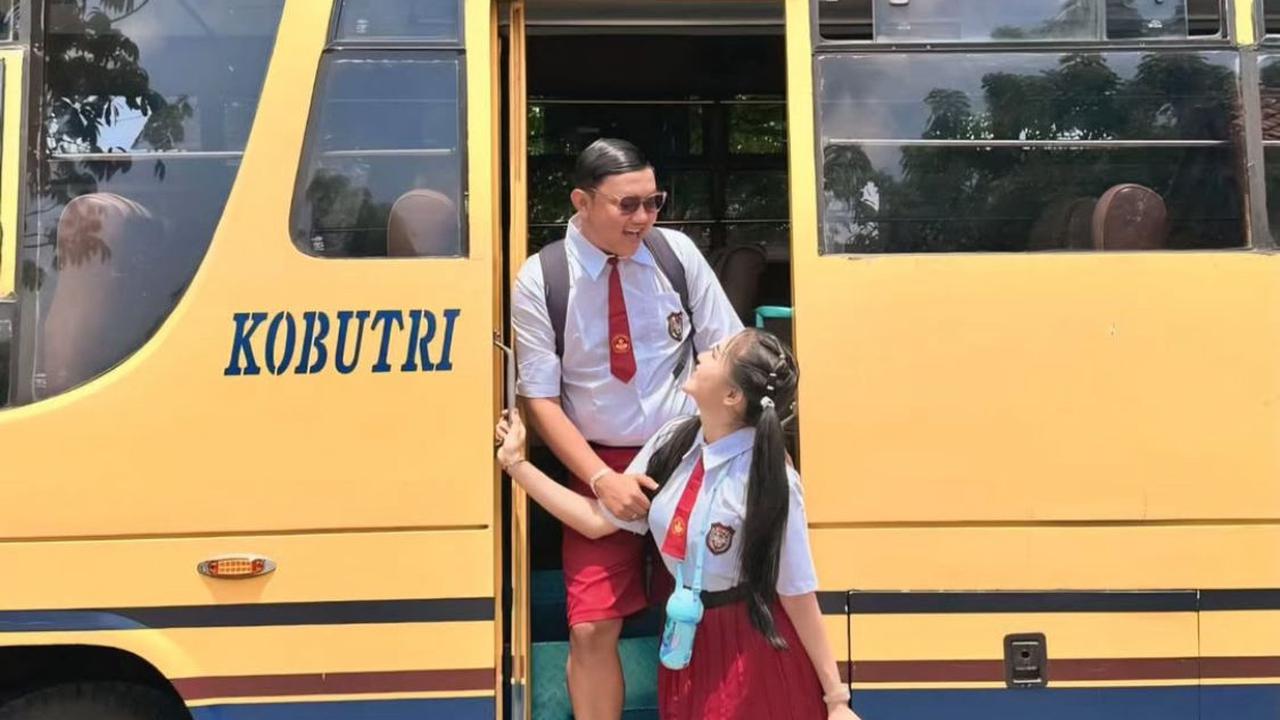 7 Potret Denny Caknan dan Bella Bonita Pakai Seragam SD, Momen Lucu dengan Latar Belakang Bus Sekolah