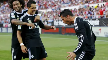 Gelandang Real Madrid, Cristiano Ronaldo (kanan) merayakan selebrasi bersama pemain lainnya usai mencetak gol saat Laga Liga Spanyol di Estadio Ramon Sanchez Pizjuan, (2/5/2015). Real Madrid menang 3-2 atas Sevilla. (REUTERS/Marcelo del Pozo)