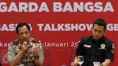Kapolri Jenderal Pol Tito Karnavian (kiri) memberikan pemaparan saat Muspimnas DKN Garda Bangsa di Jakarta, Kamis (19/1). Muspimnas tersebut membahas tentang deradikalisasi, intoleransi, dan terorisme beserta solusinya. (Liputan6.com/Johan Tallo)