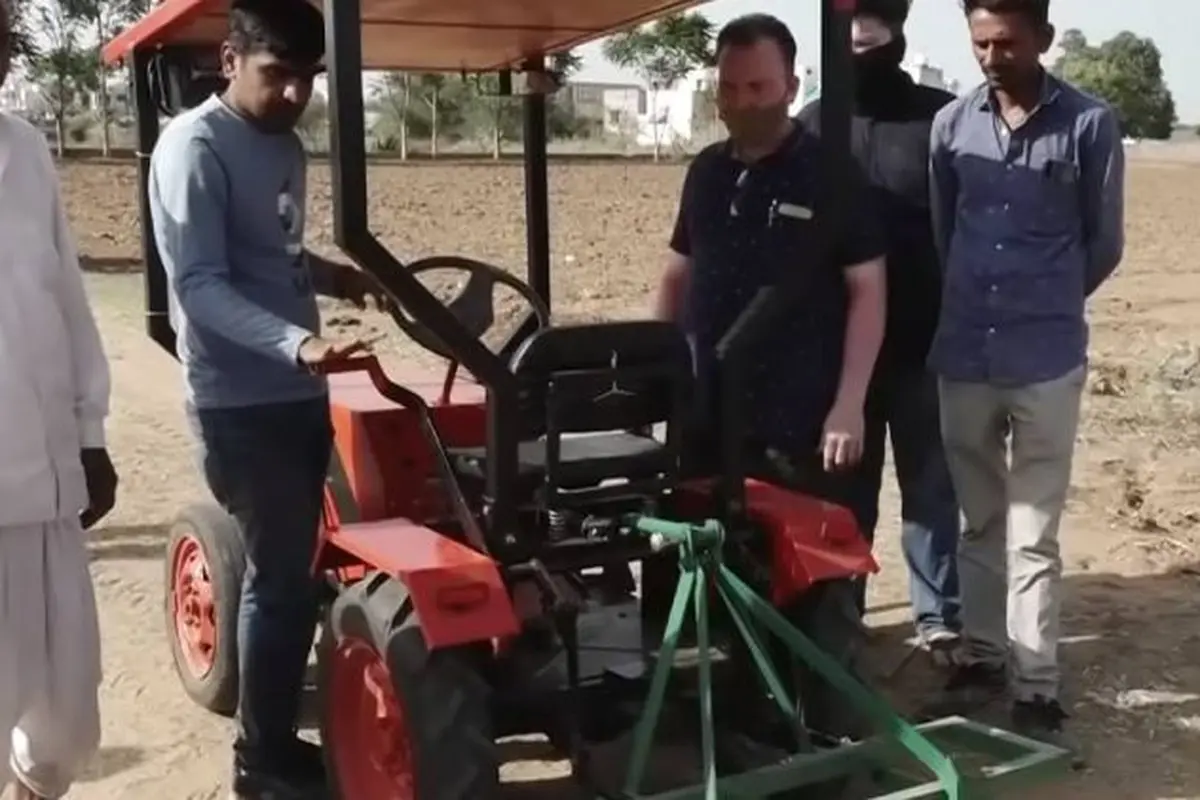 Traktor canggih (Cartoq)