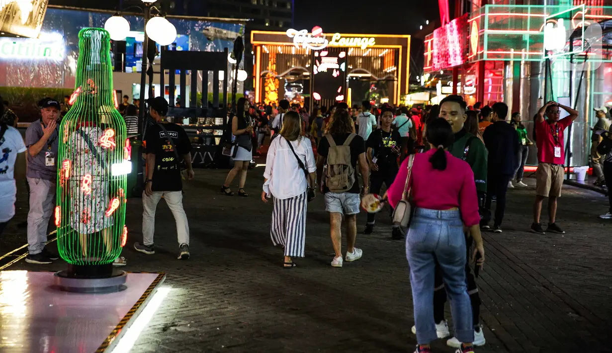 Suasana pengunjung Java Jazz Festival 2020 di JIexpo Kemayoran, Jakarta, Jumat (28/2/2020). Java Jazz Festival 2020 menghadirkan sederet musisi dalam dan luar negeri yang diselenggarakan hingga 1 Maret 2020. (Liputan6.com/Faizal Fanani)