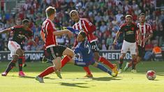 Pemain Manchester United, Anthony Martial, mencetak gol pertama ke gawang Southampton dalam lanjutan Liga Premier Inggris di Stadion St. Mary, Southampton, Minggu (20/9/2015). (Reuters/Stefan Wermuth)