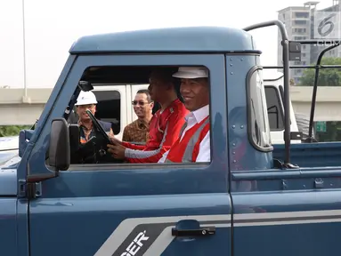 Presiden Joko Widodo (Jokowi) berada di dalam mobil jip seusai meresmikan jalan Tol Bekasi-Cawang-Kampung Melayu (Becakayu), Jumat (3/11). Bersama rombongan, Jokowi konvoi menjajal ruas tol Becakayu tersebut. (Liputan6.com/Angga Yuniar)