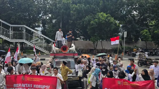 Aliansi Santri Nusantara Peduli Korupsi menggelar aksi di depan Gedung Komisi Pemberantasan Korupsi (KPK).