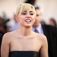 Miley Cyrus baru saja putus dengan kekasihnya, Patrick Schwarzenegger (via www.musictimes.com)