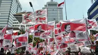 Puluhan bendera bergambar Prabowo dan bertuliskan Gardu Merah Putih tampak berkibar di depan gedung MK, Jakarta, Senin (18/8/14). (Liputan6.com/Miftahul Hayat) 